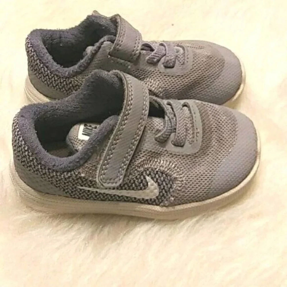 Baby Nike Revolution 3 Gray Size 5 C